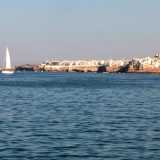 Dagli scogli che la circondano � possibile ammirare l�inconfondibile skyline del centro storico di Polignano (foto di Antonio Caradonna)